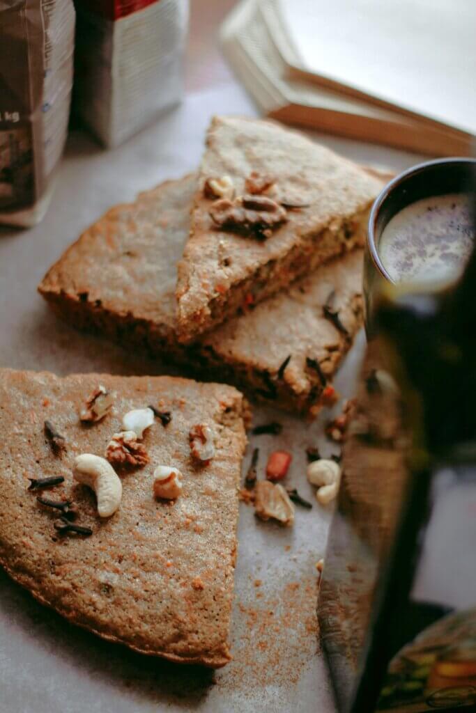 Parts de gâteaux aux noix.